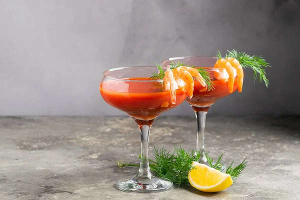 Cocktail χυμό ντομάτας γαρίδες χυμό λεμονιού βότκα κλωνάρι άνηθο. Αλκοολούχο ποτό σε γκρι φόντο. Επιλεκτική εστίαση. Χώρος αντιγραφής οριζόντιου πλαισίου. — Φωτογραφία Αρχείου