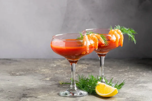 Succo di pomodoro cocktail succo di gamberetti succo di limone vodka rametto di aneto. Bevanda alcolica su sfondo grigio. Concentrazione selettiva. Spazio di copia cornice orizzontale . — Foto Stock