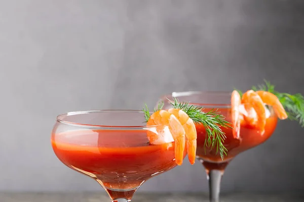 Cocktail tomat räkor juice citron juice vodka kvist dill. Alkoholhaltig dryck på en grå bakgrund. Selektiv fokusering närbild. Plats för kopiering av horisontell ram. — Stockfoto