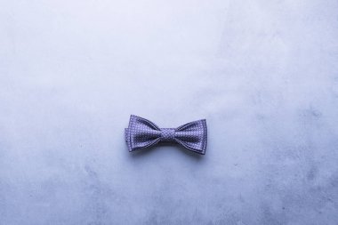 Erkekler, kelebek mavisi bir arkaplan bağlar. Erkek bayramı ve sağlık farkındalığı kavramı. Düz yerleşim kopyalama alanı.