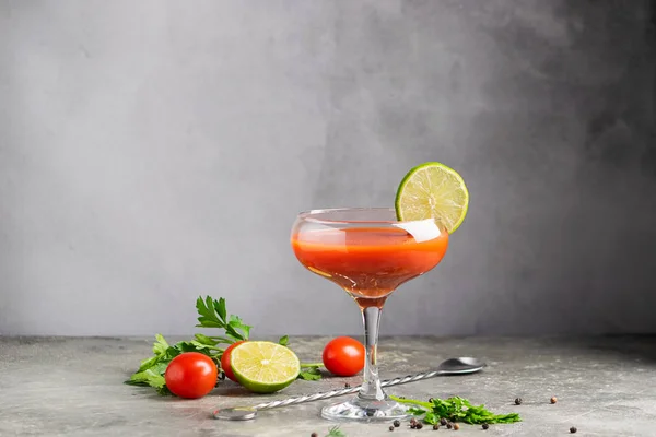 Pomodoro mariano cocktail succo di pomodoro e ingredienti pomodoro, lime, sedano, prezzemolo. Bevande forti in eleganti bicchieri di vetro — Foto Stock