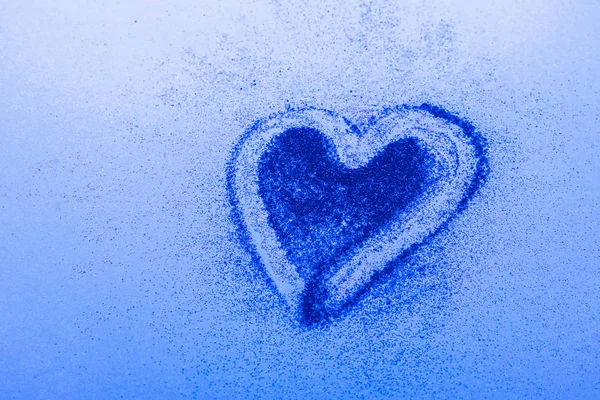 Niebieskie serce symbolem miłości z błyszczącego niebieskiego tła. Koncepcja kosmetyków na Walentynki. Pozioma przestrzeń kopiowania ramek. — Zdjęcie stockowe