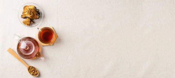 Concepto de alimentación saludable. Bebidas de moda. Curación saludable bosque hongo té taza tetera de vidrio la mesa de la cocina . — Foto de Stock