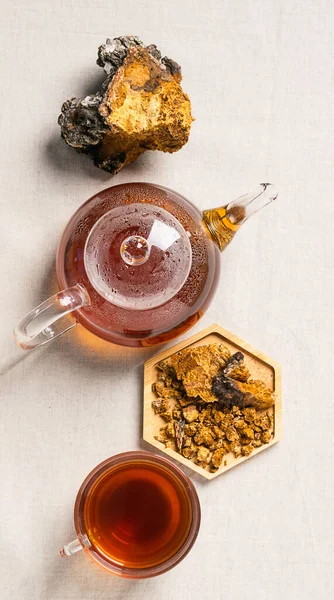 Concepto de alimentación saludable. Bebidas de moda. Curación saludable bosque hongo té taza tetera en la mesa de la cocina . — Foto de Stock