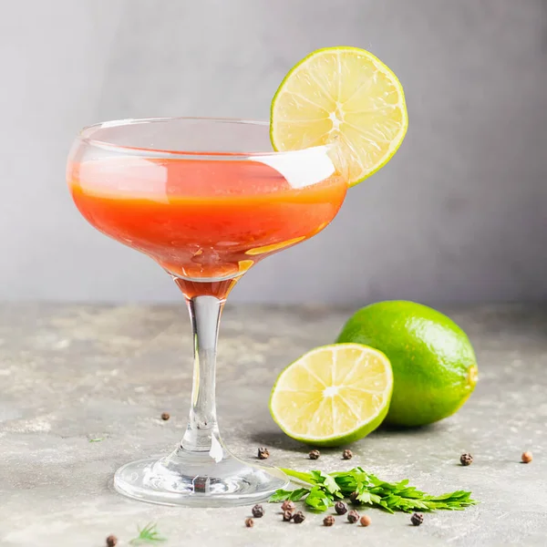 Pomodoro mariano cocktail succo di pomodoro e ingredienti pomodoro, lime, sedano, prezzemolo. Bevande forti in eleganti bicchieri di vetro — Foto Stock