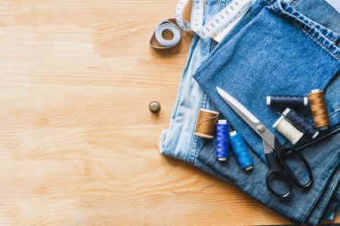 El işi, tamir ve terzilik. Aksesuar dikmek, kotların yakını ahşap masa. Yatay çerçeve kopyalama alanı