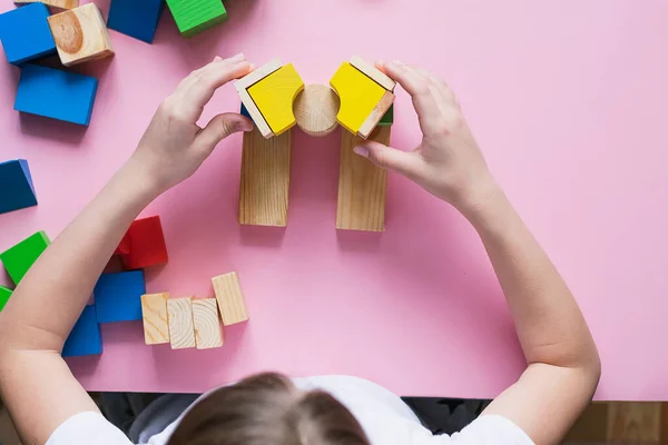 Criança brinca montar com cubos de madeira construtor. Conceito de educação para a aprendizagem de crianças. Brinquedos infantis — Fotografia de Stock