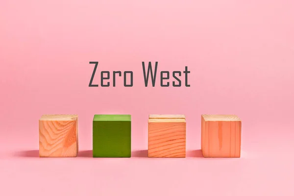 Cubos detalhe texto de madeira Zero West no fundo rosa. O conceito de utilização de materiais naturais amigos do ambiente . — Fotografia de Stock