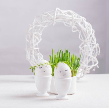 Kutlama kompozisyonu Paskalya yumurtaları. Masa ışığı arka planında beyaz bir kâsede gözleri var. Mutlu Paskalyalar.