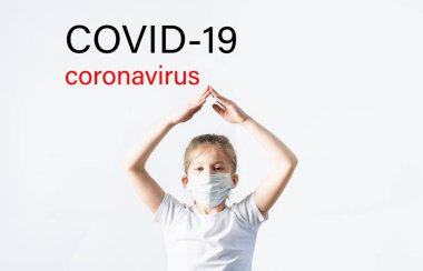 Çocuk maskesinde koronovirüs hastalığına karşı bir korunma hareketi görülüyor. Salgın durdurma konsepti metin coveid-19