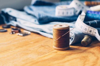 El işi, terzilik. Aksesuar dikmek, kotların yakını ahşap masa. Yatay çerçeve