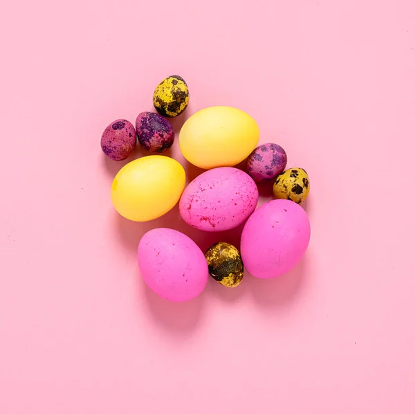 Happy easter concept. Colored eggs on a pink background. Square frame flat layout. — Stock Photo, Image