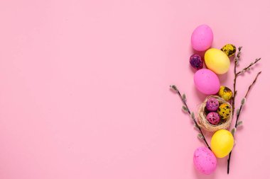 Mutlu Paskalyalar. Pembe arka planda renkli yumurtalar. Uzay düzlemini kopyala. Reklam için yeri olan pankart.