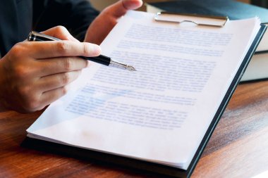 Avukatlar tavsiyelerde bulunur ve yasal önerilerde bulunurlar. Yasal olarak kontrol et