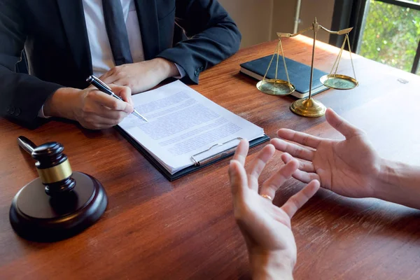 Los abogados asesoran y recomiendan propuestas legales. Comprobar la legalidad — Foto de Stock