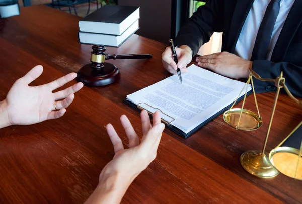 Gli avvocati danno consigli e raccomandano proposte legali. Controlla legale d — Foto Stock