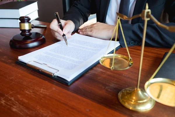 Prawnicy udzielają porad i rekomendują wnioski legislacyjne. Kontrola prawna d — Zdjęcie stockowe