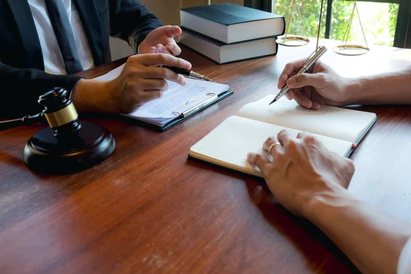 Advocaten geven advies en bevelen wetsvoorstellen aan. Controle juridisch d — Stockfoto