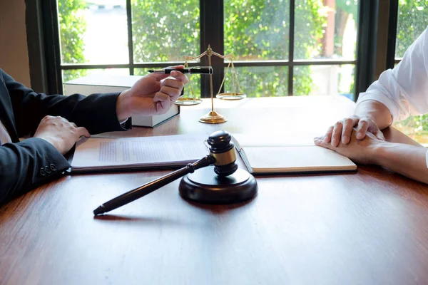 Lawyers give advice and recommend legal proposals. Check legal d — Stock Photo, Image