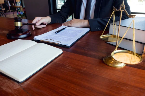 Οι δικηγόροι παρέχουν συμβουλές και προτείνουν νομικές προτάσεις. Έλεγχος νόμιμου d — Φωτογραφία Αρχείου