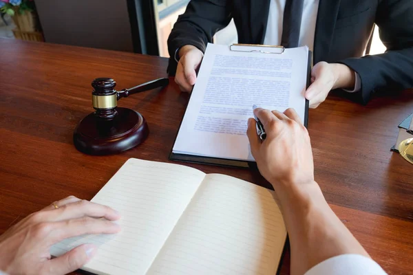 Advogados aconselham e recomendam propostas legais. Verificação legal d — Fotografia de Stock