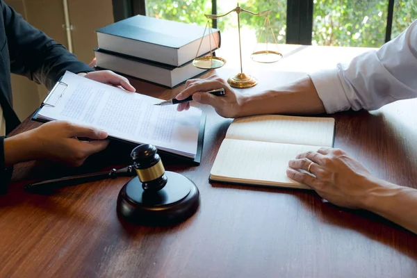 Gli avvocati danno consigli e raccomandano proposte legali. Controlla legale d — Foto Stock