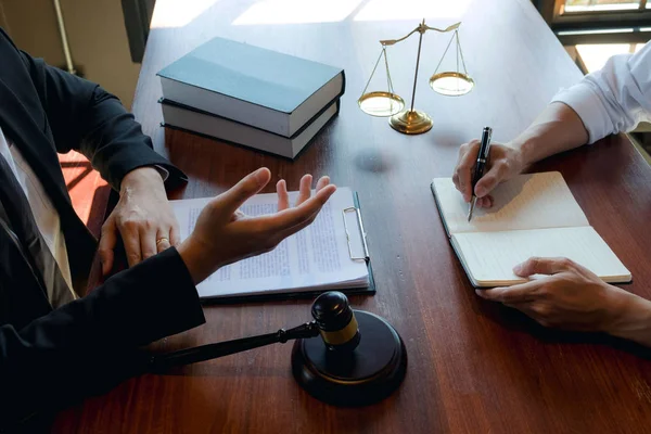 Lawyers give advice and recommend legal proposals. Check legal d — Stock Photo, Image