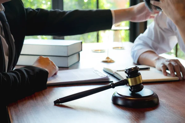 Los abogados asesoran y recomiendan propuestas legales. Comprobar la legalidad — Foto de Stock