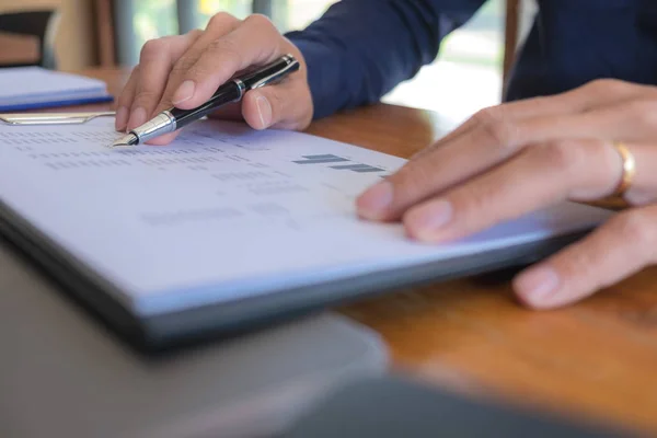 Bedrijfsboekhouder Sitting in finance Accounting Auditor, banke — Stockfoto