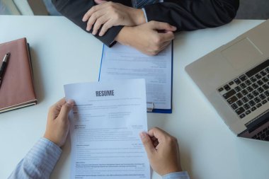 İşe başvurmak, kendini yöneticilere tanıtmak ve uygulama yapmak.