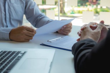 İşe başvurmak, kendini yöneticilere tanıtmak ve uygulama yapmak.