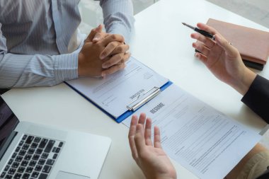 İşe başvurmak, kendini yöneticilere tanıtmak ve uygulama yapmak.