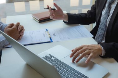 İşe başvurmak, kendini yöneticilere tanıtmak ve uygulama yapmak.