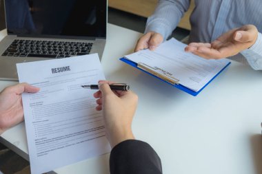 İşe başvurmak, kendini yöneticilere tanıtmak ve uygulama yapmak.
