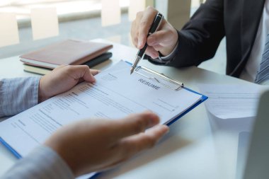 İşe başvurmak, kendini yöneticilere tanıtmak ve uygulama yapmak.