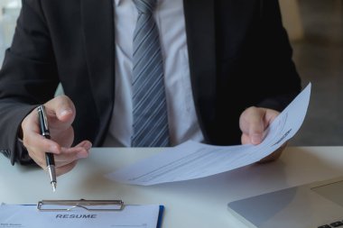 İşe başvurmak, kendini yöneticilere tanıtmak ve uygulama yapmak.