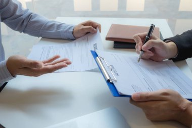 İşe başvurmak, kendini yöneticilere tanıtmak ve uygulama yapmak.