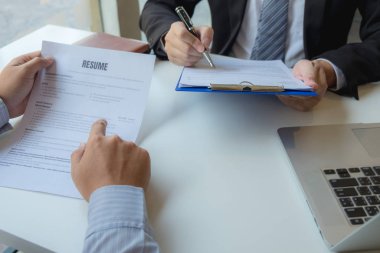 İşe başvurmak, kendini yöneticilere tanıtmak ve uygulama yapmak.