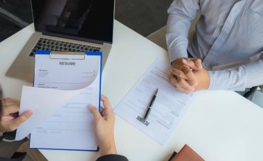 İşe başvurmak, kendini yöneticilere tanıtmak ve uygulama yapmak.