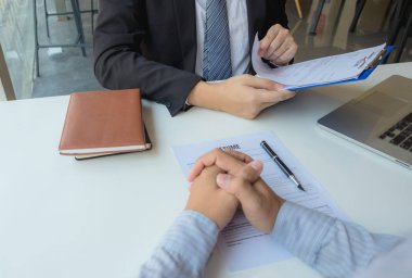 İşe başvurmak, kendini yöneticilere tanıtmak ve uygulama yapmak.