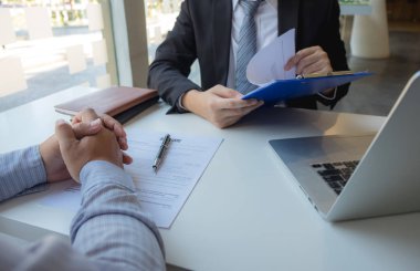 İşe başvurmak, kendini yöneticilere tanıtmak ve uygulama yapmak.