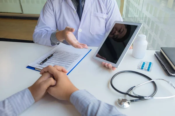 Doctor Winichai, síntomas, paciente, consejo, consulta de salud — Foto de Stock