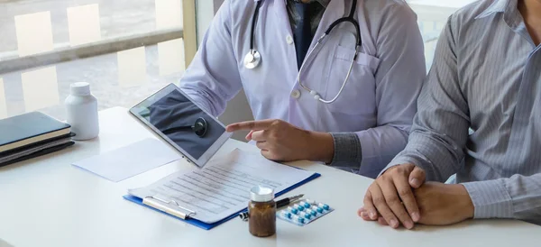 Doctor Winichai, síntomas, paciente, consejo, consulta de salud — Foto de Stock