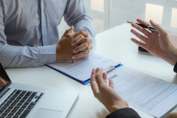 Solicitar trabajo, presentarte a los ejecutivos, y aplicar — Foto de Stock