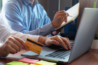 Kredi kartı, alışveriş, online alışveriş. Kredi kartı girişi. 