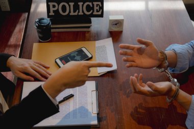 Polis bir soruşturma yürüttü. Viyola hakkında sorular soruyorlar.