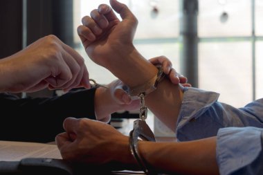 Polis bir soruşturma yürüttü. Viyola hakkında sorular soruyorlar.