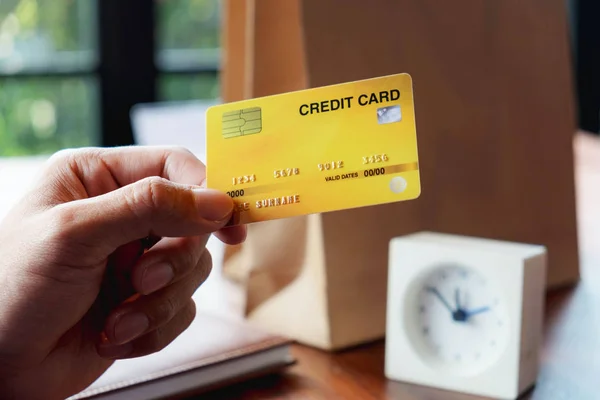 Using credit cards, shopping, online shopping Entering a credit