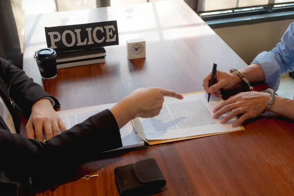 Polis bir soruşturma yürüttü. Viyola hakkında sorular soruyorlar. — Stok fotoğraf