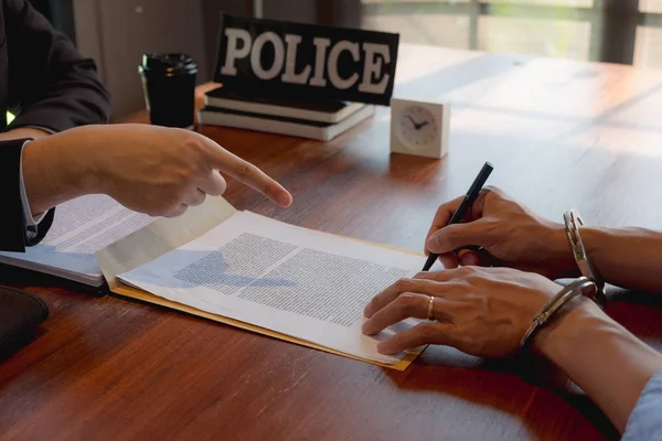 Die Polizei leitete Ermittlungen ein. Nachfragen nach der Bratsche — Stockfoto